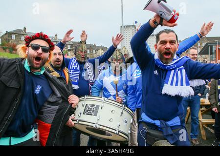 23 mars 2025. Glasgow, Royaume-Uni. Les supporters écossais et grecs arrivent à Hampden Park, Glasgow, en Écosse, pour participer au match de l'UEFA Nations League entre l'Écosse et la Grèce. Crédit : Findlay / Alamy Live News Banque D'Images