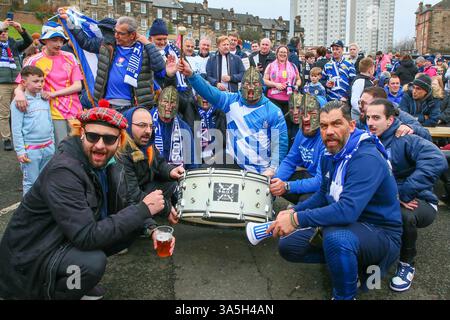 23 mars 2025. Glasgow, Royaume-Uni. Les supporters écossais et grecs arrivent à Hampden Park, Glasgow, en Écosse, pour participer au match de l'UEFA Nations League entre l'Écosse et la Grèce. Crédit : Findlay / Alamy Live News Banque D'Images
