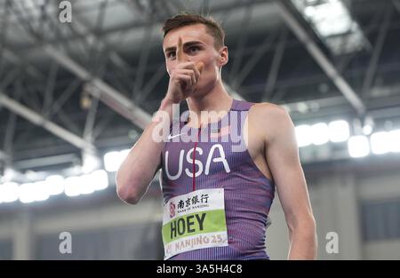 (250323) -- NANJING, 23 mars 2025 (Xinhua) -- Josh Hoey, des États-Unis, réagit après la finale du 800m masculin aux Championnats du monde d'athlétisme en salle 2025 à Nanjing, dans la province du Jiangsu, dans l'est de la Chine, le 23 mars 2025. (Xinhua/Li Bo) Banque D'Images