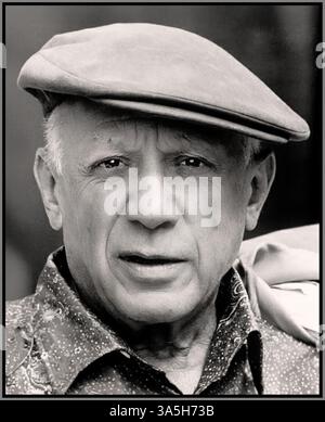 Pablo Ruiz Picasso 1962 (25 octobre 1881 – 8 avril 1973) est un peintre, sculpteur, graveur, céramiste et décorateur espagnol qui a passé la majeure partie de sa vie adulte en France. L’un des artistes les plus influents du XXe siècle, il est connu pour avoir co-fondé le mouvement cubiste, l’invention de la sculpture construite et la co-invention du collage. Parmi ses œuvres les plus célèbres figurent le proto-cubiste les Demoiselles d'Avignon (1907) et la peinture anti-guerre Guernica (1937), une représentation dramatique du bombardement de Guernica Banque D'Images
