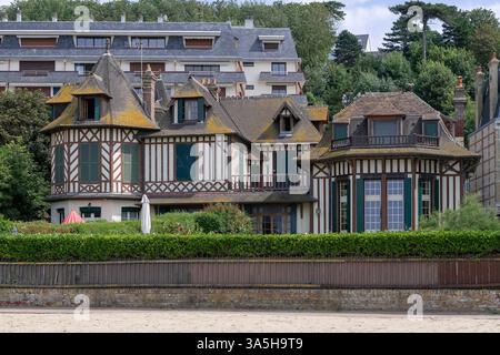 Trouville-sur-mer - les Villas de bord de mer construites entre 1860 et 1880 dans un style éclectique architectural. Elles donnent sur une plage de sable fin face à la mer. Banque D'Images