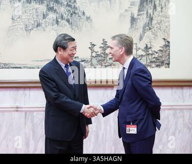(250323) -- BEIJING, 23 mars 2025 (Xinhua) -- le vice-premier ministre chinois He Lifeng, également membre du Bureau politique du Comité central du Parti communiste chinois, rencontre Bruce Flatt, président et chef de la direction de Brookfield Asset Management, à Beijing, capitale de la Chine, le 23 mars 2025. (Bac Xinhua/Liu) Banque D'Images