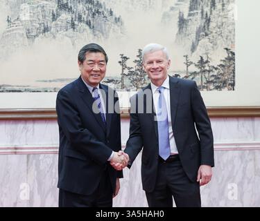 (250323) -- PÉKIN, 23 mars 2025 (Xinhua) -- le vice-premier ministre chinois He Lifeng, également membre du Bureau politique du Comité central du Parti communiste chinois, rencontre Brian Sikes, président-directeur général de Cargill, à Pékin, capitale de la Chine, le 23 mars 2025. (Bac Xinhua/Liu) Banque D'Images
