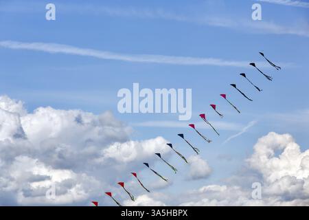 Cerfs-volants enfilés volant dans le ciel, guirlande, festival de cerf-volant à Vinsebeck, Steinheim, Eggebirge et parc naturel de la forêt du sud de Teutoburg, Weserbergl Banque D'Images
