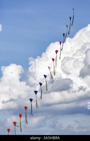Cerfs-volants enfilés volant dans le ciel, guirlande, festival de cerf-volant à Vinsebeck, Steinheim, Eggebirge et parc naturel de la forêt du sud de Teutoburg, Weserbergl Banque D'Images