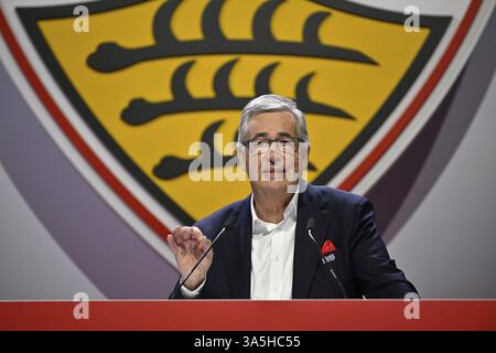 Le Président Dietmar Allgaier VfB Stuttgart prononce un discours sur le podium, gestes, armoiries, logo, Assemblée générale VfB Stuttgart 2025, Hanns-Martin-SC Banque D'Images