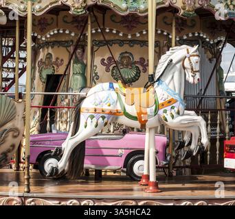 Parc d'attractions vintage pour enfants. Chevaux blancs sur le carrousel des enfants Banque D'Images