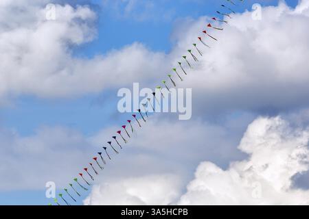 Cerfs-volants enfilés volant dans le ciel, guirlande, festival de cerf-volant à Vinsebeck, Steinheim, Eggebirge et parc naturel de la forêt du sud de Teutoburg, Weserbergl Banque D'Images