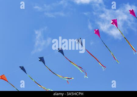 Cerfs-volants enfilés volant dans le ciel, guirlande, cirrus, festival de cerf-volant à Vinsebeck, Steinheim, Eggebirge et parc naturel de la forêt du sud de Teutoburg, nous Banque D'Images