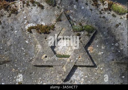 Étoile altérée de David sur une pierre tombale au cimetière israélien, consacrée en 1882, Werner-von Siemens Str. 2, Wuerzbourg, basse-Franconie, Bavière, Banque D'Images