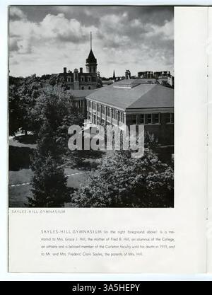 Le livre de 1950 du Carleton College offrait un aperçu des programmes universitaires, des organisations étudiantes, des activités sportives et de loisirs, des possibilités de recherche et de l’accréditation du collège par les sociétés savantes. Banque D'Images
