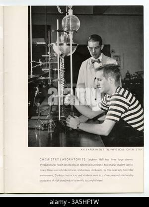 Ce livre de 1950 du Carleton College offrait une introduction détaillée aux programmes universitaires, à la vie étudiante, aux possibilités de recherche et aux activités parascolaires du collège, en plus de son accréditation par toutes les sociétés savantes. Banque D'Images