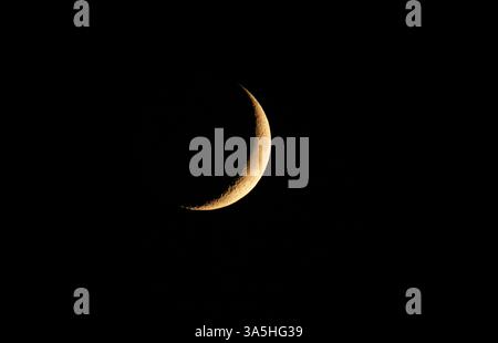 La lune dans le ciel nocturne Banque D'Images