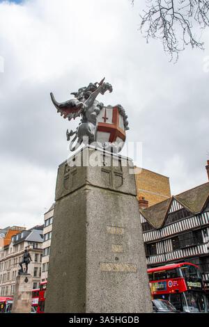 Dragon Boundary Mark (griffin) sur la frontière entre City of London et City of Westminster, Londres, Angleterre, Royaume-Uni Banque D'Images