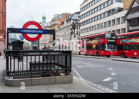 Station de métro Chancery Lane à Londres, Angleterre, Royaume-Uni. Entrée au métro sur Holborn avec des bus rouges Banque D'Images