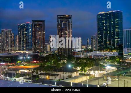 Honolulu, Oahu, Hawaï, États-Unis - 16 février 2025 : crépuscule dans le quartier du centre-ville d'Honolulu, Hawaï, avec des gratte-ciel et des lumières de la ville. Banque D'Images