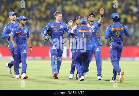 Chennai, Tamil Nadu, Inde. 23 mars 2025. Cricket : IPL 2025 : Chennai Super Kings (CSK) vs Mumbai Indians au MAC Stadium. Vignesh Puthur à Shivam Dube, pris par Tilak Varma ! ! Vignesh Puthur . Shivam Dube c Tilak Varma b Vignesh Puthur 9(7) [6s-1].mi team célèbre le licenciement ci-dessus. (Crédit image : © Seshadri Sukumar/ZUMA Press Wire) USAGE ÉDITORIAL SEULEMENT ! Non destiné à UN USAGE commercial ! Banque D'Images