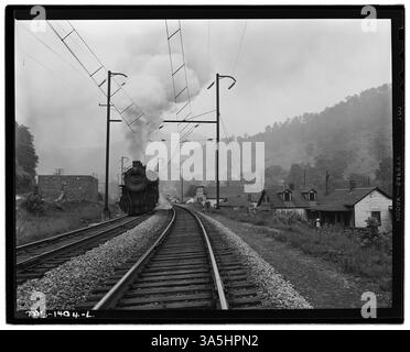 Des voies ferrées passent par les maisons et le magasin de la compagnie près de la mine Exeter à Welch, comté de McDowell, Virginie-occidentale. Cette scène souligne le rôle de l’infrastructure dans le soutien aux collectivités minières. Banque D'Images