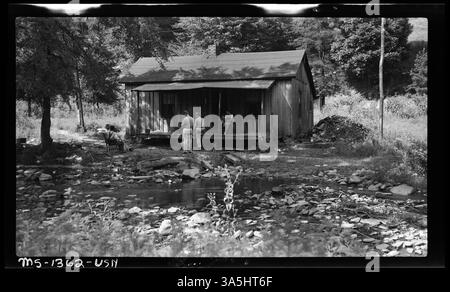 Cette photographie de 1946 montre le Commodore C. T. Dickeman interviewe des résidents d’une maison appartenant à la société à Cross Mountain & Royal Mines de la Cambria Coal Company à Briceville, Tennessee. Banque D'Images