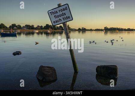 Bosham, West Sussex, Angleterre, Royaume-Uni - 2 octobre 2022 : une rue inondée et le panneau d'avertissement correspondant Banque D'Images