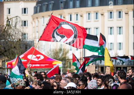 marche de protestation nationale contre le racisme, la haine, la discrimination, l'inégalité et les agressions, organisée par plus de 120 organisations organisées par environ 200 organisations comme les syndicats socialistes, PVDA PTB, Amnesty International et principalement des organisations non gouvernementales inspirées par la gauche. Centre-ville de Bruxelles, Belgique, 23 mars 2025 Banque D'Images