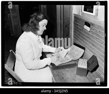 Cette photographie de 1946 montre Joanna Beattie, une diététiste, préparant des menus pour les campeurs au Camp Thomas E. Lightfoot à Hinton, dans le comté de Summers, en Virginie-occidentale, où plus de 200 enfants ont assisté au camp d'été. Banque D'Images