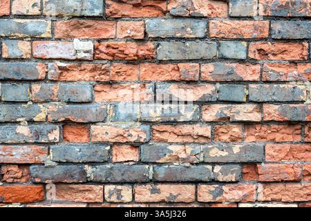 Mur de briques en ruine très abîmé Banque D'Images