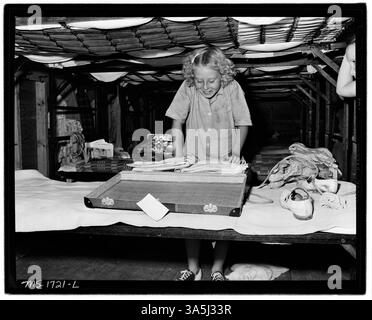 Cette photographie de 1946 montre un campeur qui se prépare à rentrer chez lui au Camp Thomas E. Lightfoot, à Hinton, dans le comté de Summers, en Virginie-occidentale. Le camp offrait aux enfants un séjour récréatif de deux semaines au coût de 7,00 $. Banque D'Images