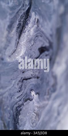 Texture liquide. Diffusez Particules colorées bleues défocalisées peinture fluide dans l'eau coulant sur fond créatif acrylique abstrait. Banque D'Images