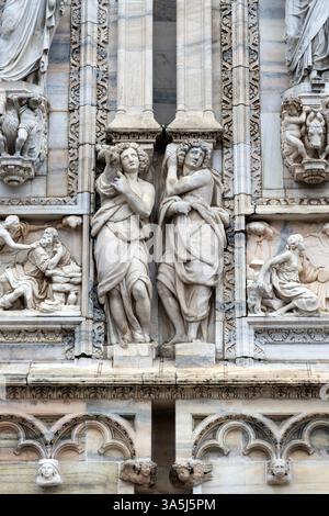 Sculptures de saints et de figures bibliques sur la façade de la cathédrale de Milan, Milan, Lombardie, Italie Banque D'Images