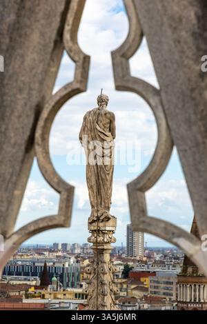 Vue de la statue et de la ville depuis les terrasses du Duomo, Milan, Italie Banque D'Images