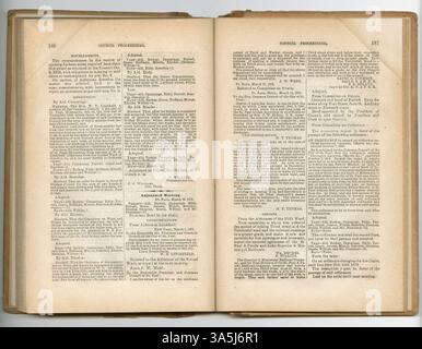 Cet ouvrage documente les activités du conseil municipal de Paul d'avril 1869 à avril 1870, y compris les ordonnances, pétitions, débours, licences, et les rapports du procureur et contrôleur de la ville. Banque D'Images