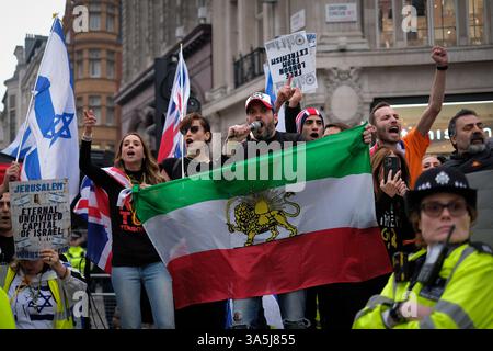 Londres, Royaume-Uni. 23 mars 2025. Un petit groupe de contre-manifestants s'identifiant comme juifs s'est rassemblé près d'Oxford Circus pendant le rassemblement de la Journée Quds. Le groupe a tenu des pancartes et s'est engagé avec les manifestants de manière conflictuelle, ce qui a incité la police à maintenir la séparation et à assurer la sécurité. Laura Gaggero /Alamy Live News Banque D'Images