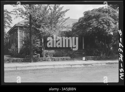 Cette photographie montre une maison appartenant à la société pour les travailleurs de la mine Edgewater de la Tennessee Coal, Iron & Railroad Company à Birmingham, en Alabama, reflétant les arrangements de logement pour les familles des mineurs. Banque D'Images