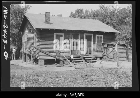 Cette photographie montre une maison appartenant à la société à la mine Bradford à Dixiana, dans le comté de Jefferson, en Alabama, qui fait partie du logement fourni aux mineurs et à leurs familles. Banque D'Images