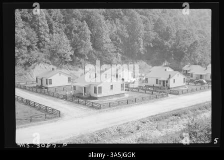 Une vue de face de la maison no 2, arpentée aux mines no 9, 11, 12 de Red Jacket Coal Corp., à Coal Mountain, comté du Wyoming, Virginie occidentale. Cette photographie de 1946 représente des logements typiques pour les mineurs de la région. Banque D'Images