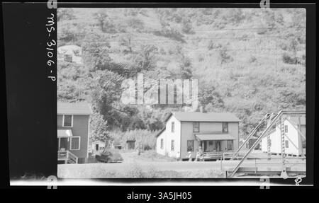 Cette photographie de 1946 montre la maison #6 à la mine Omar #4 de West Virginia Coal & Coke Corp. dans le comté de Logan, en Virginie. Il met en lumière les conditions de logement d’entreprise pour les mineurs de la région. Banque D'Images