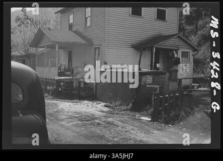 Cette photographie de 1946 montre Company House #40 aux mines Helen de la Koppers Coal Division dans le comté de Raleigh, en Virginie-occidentale. Ces maisons faisaient partie de la ville de la compagnie fournie aux mineurs. Banque D'Images