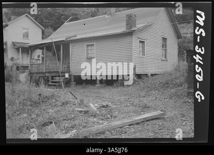 Une maison appartenant à la société à Pocahontas Colliery 31-38 à Amonate, dans le comté de Tazewell, en Virginie, montre les logements résidentiels fournis aux mineurs de charbon travaillant dans la région. Banque D'Images