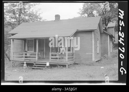 Cette photographie montre une maison appartenant à la société à la mine Asco #3 dans le comté de McDowell, en Virginie-occidentale, fournissant des logements aux mineurs travaillant dans la région. Banque D'Images