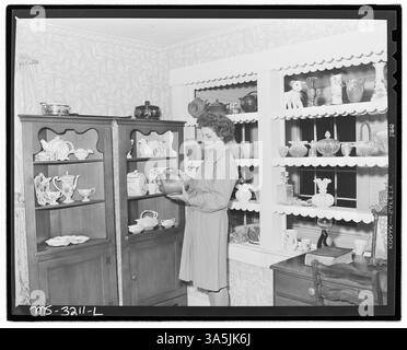 MRS Harry Benners, épouse d’un mineur de charbon de la Inland Steel Company’s Wheelwright Mines dans le comté de Floyd, au Kentucky, collectionne du verre et de la porcelaine et est une amie proche de MRS Harry Fain, reflétant les liens personnels au sein des communautés minières. Banque D'Images