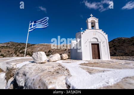Église orthodoxe blanche du Prophète Elias avec drapeau grec à Naxos Banque D'Images