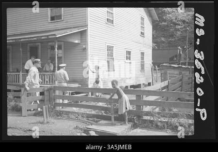 Une vue de face de la maison no 1 de la mine Amherst Coal Company à Amherstdale, comté de Logan, Virginie-occidentale, avec un robinet d'eau partagé desservant 16 familles dans le camp de Braeholm. Banque D'Images