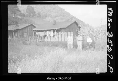Vue de face d’une maison arpentée à Accoville, près de la mine Amherst No. 3 de la Amherst Coal Company, dans le comté de Logan, en Virginie-occidentale, qui fait partie de la communauté minière. Banque D'Images