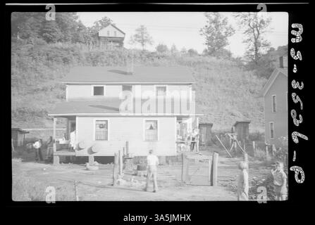 Une vue de face d’une maison près de la mine No. 3 d’Amherst Coal Company à Accoville, comté de Logan, Virginie-occidentale. Cette maison reflète la vie résidentielle dans une communauté minière de charbon. Banque D'Images