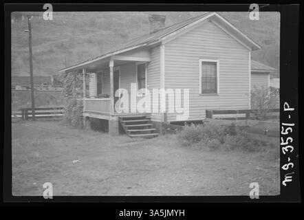 La vue de face de la maison no 1 de la mine Amherst de la Amherst Coal Company à Amherstdale, dans le comté de Logan, en Virginie-occidentale, révèle les conditions de vie des mineurs de charbon et de leurs familles dans cette communauté minière historique. Banque D'Images
