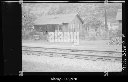 Une vue du logement de la mine No. 1 de l'Amherst Coal Company à Amherstdale, en Virginie-occidentale, avec une maison arpentée près d'un enclos à porcs et d'un enclos à poulets dans la cour avant, illustrant les quartiers proches du logement des mineurs. Banque D'Images