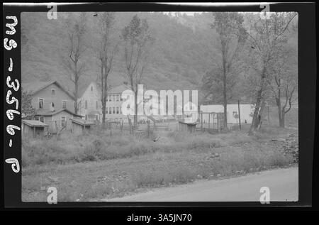 Vue du terrain de baseball à Amherstdale, comté de Logan, Virginie-occidentale, près de la mine No. 1 de la compagnie Amherst Coal Company. Le terrain était un espace récréatif central pour la communauté. Banque D'Images