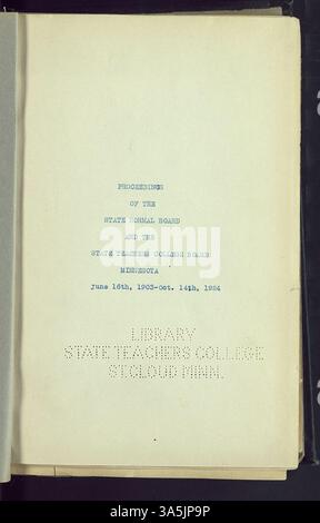 Un dossier complet des actions et des décisions prises par le Minnesota normal Board et le State Teachers College Board, documentant la croissance des collèges d'enseignants en universités d'État de 1903 à 1924. Banque D'Images