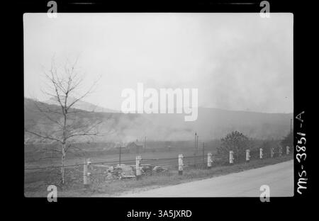 De la fumée s’échappe de la rivière et brûle du charbon résiduel à la mine Yatesboro #5 de Rochester & Pittsburgh Coal Company dans le comté d’Armstrong, en Pennsylvanie. Banque D'Images